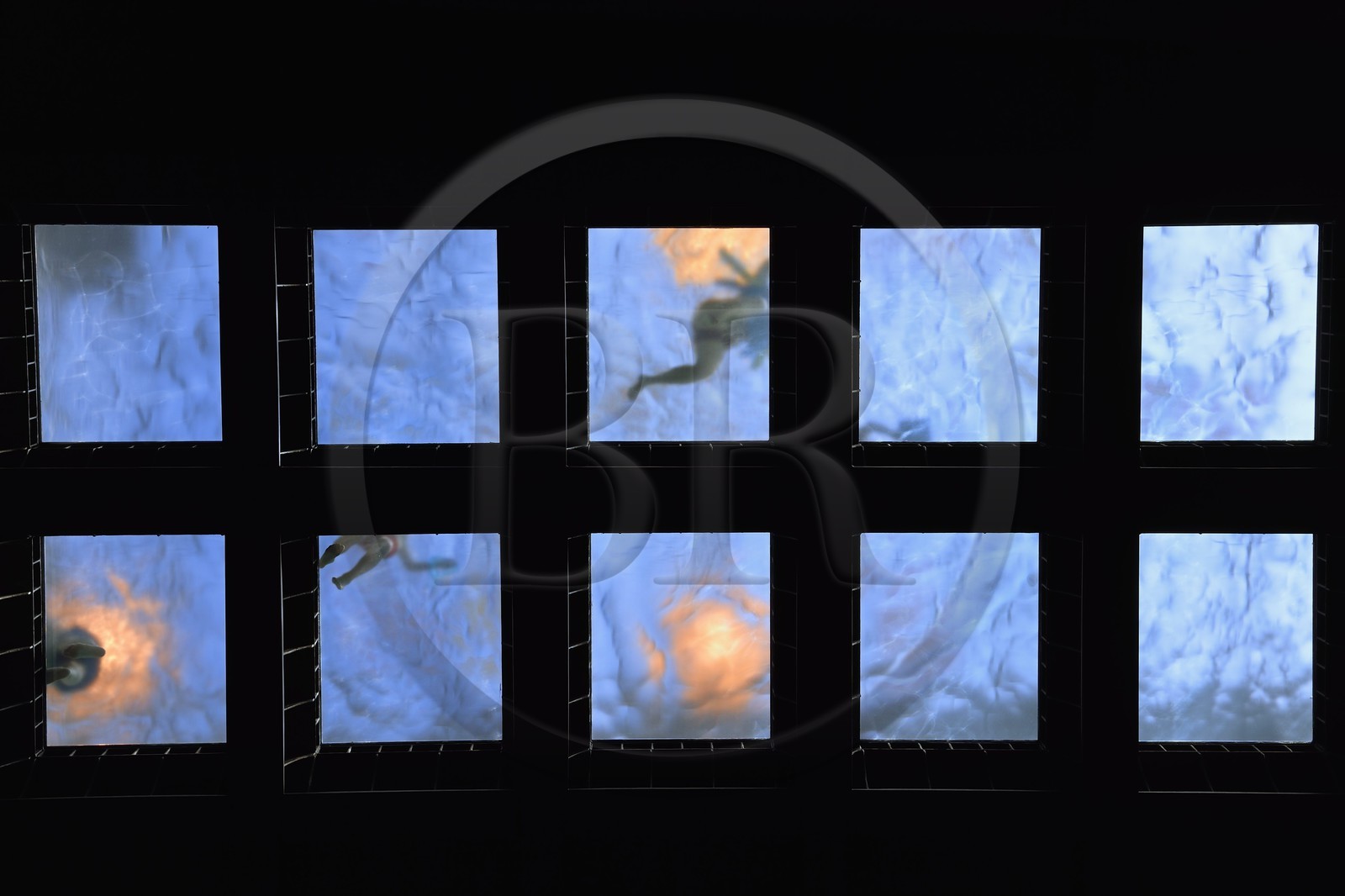 Espagne, Pays basque espagnol, Biscaye, Bilbao, Azkuna Zentroa, ancien entrepot vinicole municipal Alhóndiga datant de 1909 entierement restructuré par Philippe Starck pour accueillir un centre culturel et de loisirs, la piscine vue par en dessous