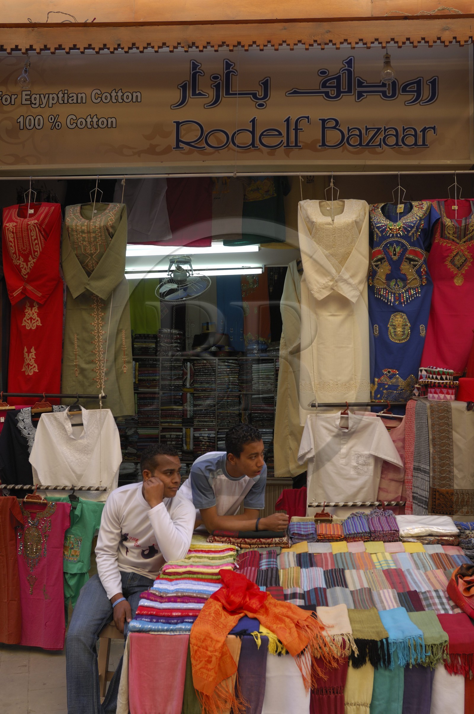 Egypte, Haute Egypte, vallée du Nil, Louxor, le nouveau souk, marchand de tissus