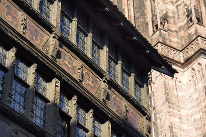 France, Bas-Rhin (67), Strasbourg, vieille ville classée au Patrimoine Mondial de l'UNESCO, place de la cathédrale, la maison Kammerzell (15ème siècle) convertie en un hôtel et restaurant, la cathédrale Notre Dame en arrière plan