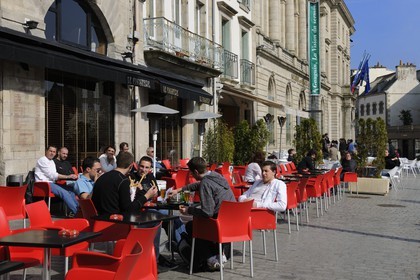 France, Finistère (29), Quimper, terrasse de café sur la place Laennec
