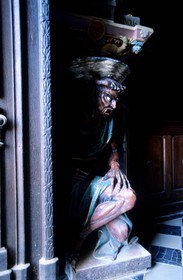 France, Aude (11), Rennes-le-château, bénitier supporté par un satyre à l'intérieur de l'église Sainte Marie-Madeleine