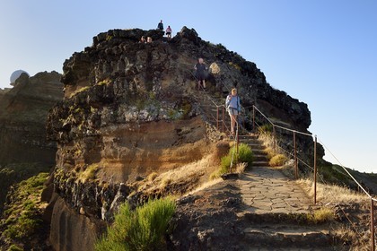 Portugal, Ile de Madère, randonnée sur le Vereda do Areeiro entre les monts Pico Ruivo (1862m) et Pico Arieiro (1817m) dont on apercoit le radar en arrière plan