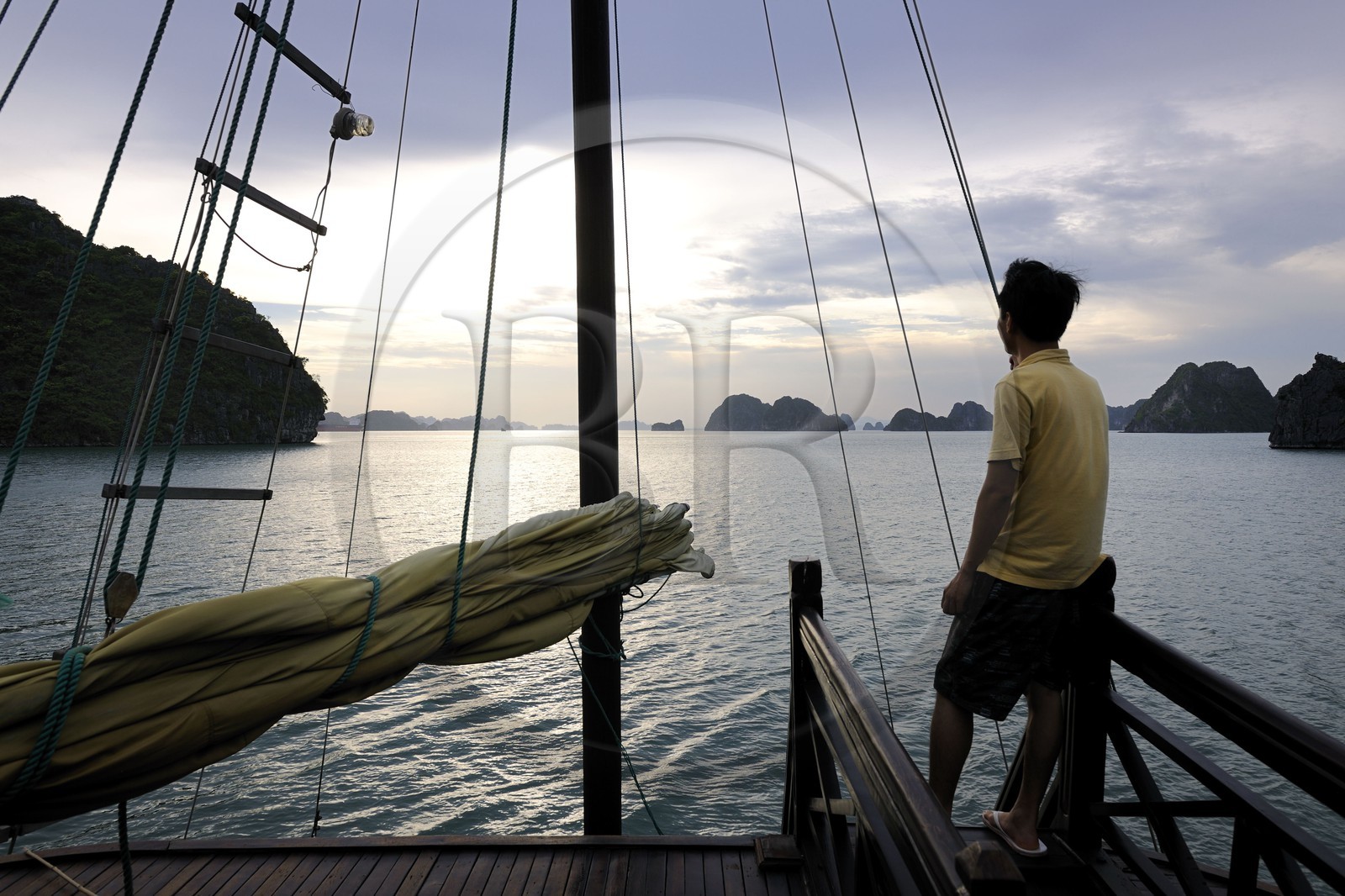 Vietnam, province de Quang Ninh, la Baie d'Halong classée Patrimoine Mondial de l'UNESCO vue depuis le pont de la jonque de la compagnie de croisière Bahya