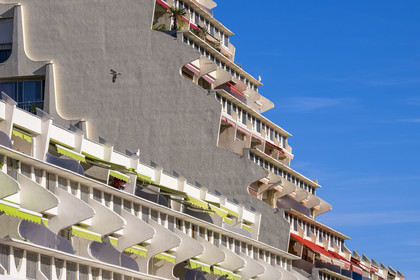 France, Hérault (34), La Grande-Motte, labellisé patrimoine du XXème siècle, quartier du Levant à l'Est du port, les immeubles Concorde et Acapulco du cabinet d'architectes Jean Balladur, aussi surnommé les Nez de De Gaulle