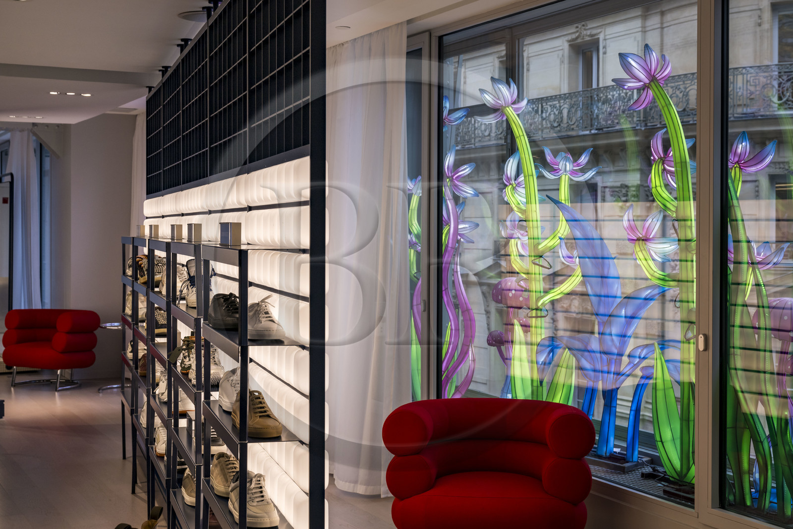 France, Paris (75), le grand magasin de La Samaritaine pendant les fêtes de Noël, réalisations de Thoiry Lumières Sauvages dans les vitrines de la facade