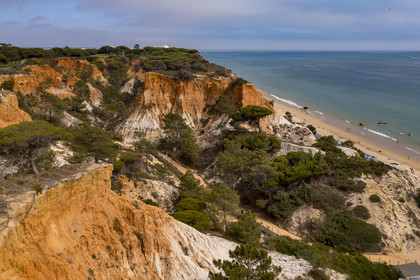 Portugal, Algarve, Olhos de Agua, la plage de Praia da Falésia surplombée par ses falaises rouges (vue aérienne)