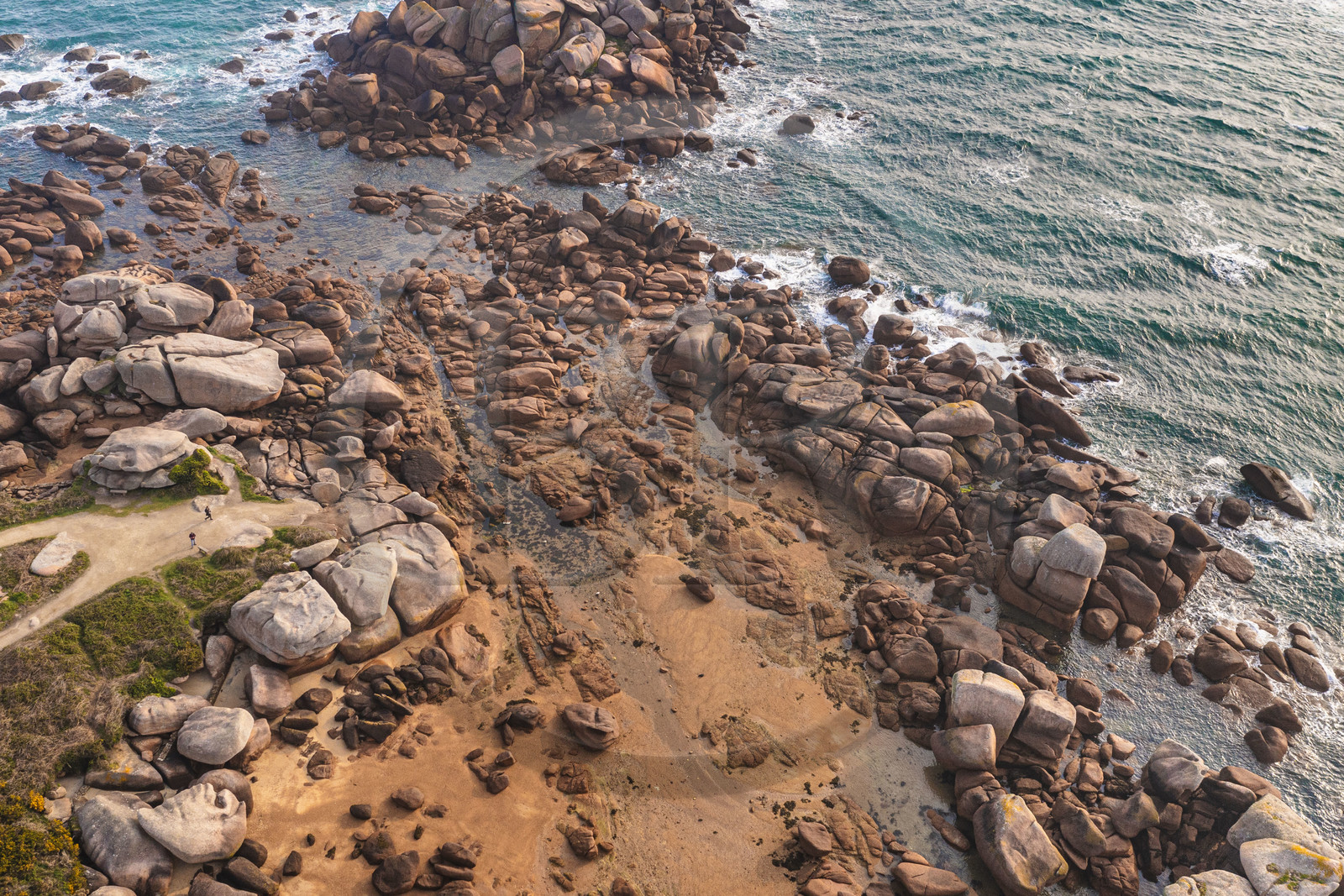 France, Côtes-d'Armor (22), Côte de Granit Rose, Trégastel, Ile Renote, le chaos granitique (vue aérienne) France, Côtes-d'Armor (22), Côte de Granit Rose, Trégastel, Ile Renote, le chaos granitique (vue aérienne)