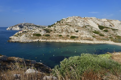 France, Bouches-du-Rhône (13), Marseille, Parc National des Calanques, Archipel des Iles du Frioul, Ile Ratonneau, Fort Ratonneau  surplombant la plage de Saint-Estève
