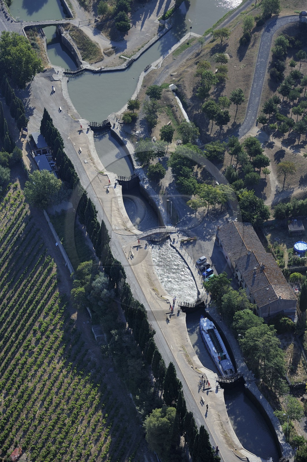 France, Hérault (34), Canal du Midi, classé Patrimoine Mondial de l'UNESCO, Bèziers, les écluses de Fonsérannes ou Fonseranes construites par le fermier de la gabelle et intendant de armées de Louis XIV Pierre-Paul Riquet (vue aérienne)