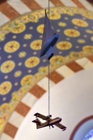 France, Bouches-du-Rhône (13), Marseille, basilique Notre-Dame de la Garde, de nombreux ex-voto sont offerts à la Vierge, au plafond sont suspendus de petits vaisseaux avec leurs agrès et ayant leur nom inscrit sur la poupe