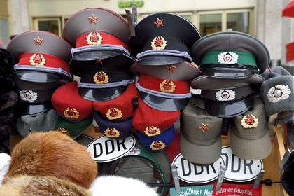 Allemagne, Berlin, Potsdamer Platz, vente de souvenirs évoquant la période communiste en DDR (RDA)