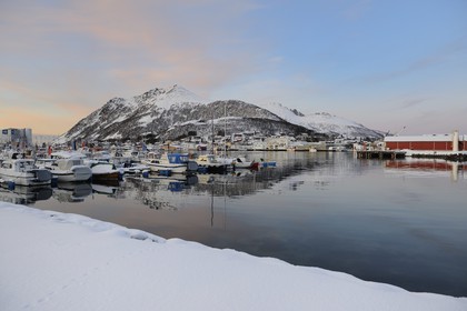 Norvège, Nordland, iles des Westeralen, port de Myre à la nuit tombante
