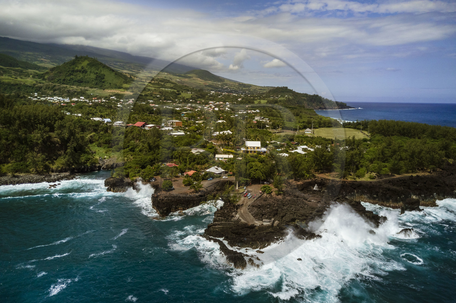France, Ile de la Reunion, Saint-Joseph, le petit port de la Marine de Langevin dans un couloir naturel de roche basaltique issue d'une ancienne coulée de lave qui a permis l'installation d'un débarcadère (vue aérienne)