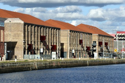 France, Seine-Maritime (76), Le Havre, bassin Vatine, centre commercial Les Docks Vauban entre le bassin Vauban et le bassin Vatine, anciens docks réhabilités et transformés par les architectes Reichen et Robert