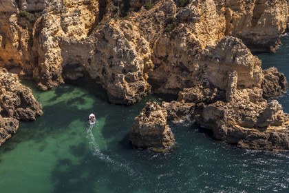Portugal, Algarve, Lagos, découverte en bateau des criques et des grottes dans les falaises escarpées de la Ponta da Piedade (vue aérienne)