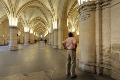 France, Paris (75), Ile de la Cité, la Conciergerie dans le Palais de Justice, la salle des Gens d'armes (1302), niveau des inondations de 1910
