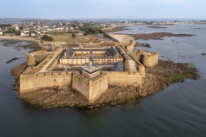 France, Morbihan (56), Port-Louis, la citadelle de Port-Louis remaniée par Vauban à l'entrée de la rade de Lorient, musée de la Compagnie des Indes (vue aérienne)