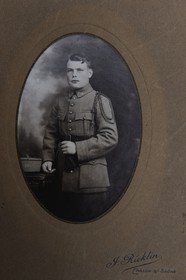 France, Bas-Rhin (67), chemin des passeurs au Donon sur la trace de la filière d'évasion du Rehtal, Schirmeck, portrait en uniforme du passeur Hubert Ledig