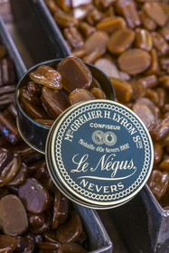 France, Nièvre (58), Nevers, le confiseur chocolatier Maison Au Négus, le Négus de Nevers qui est un caramel mou, parfumé au chocolat ou au café, dans un caramel dur