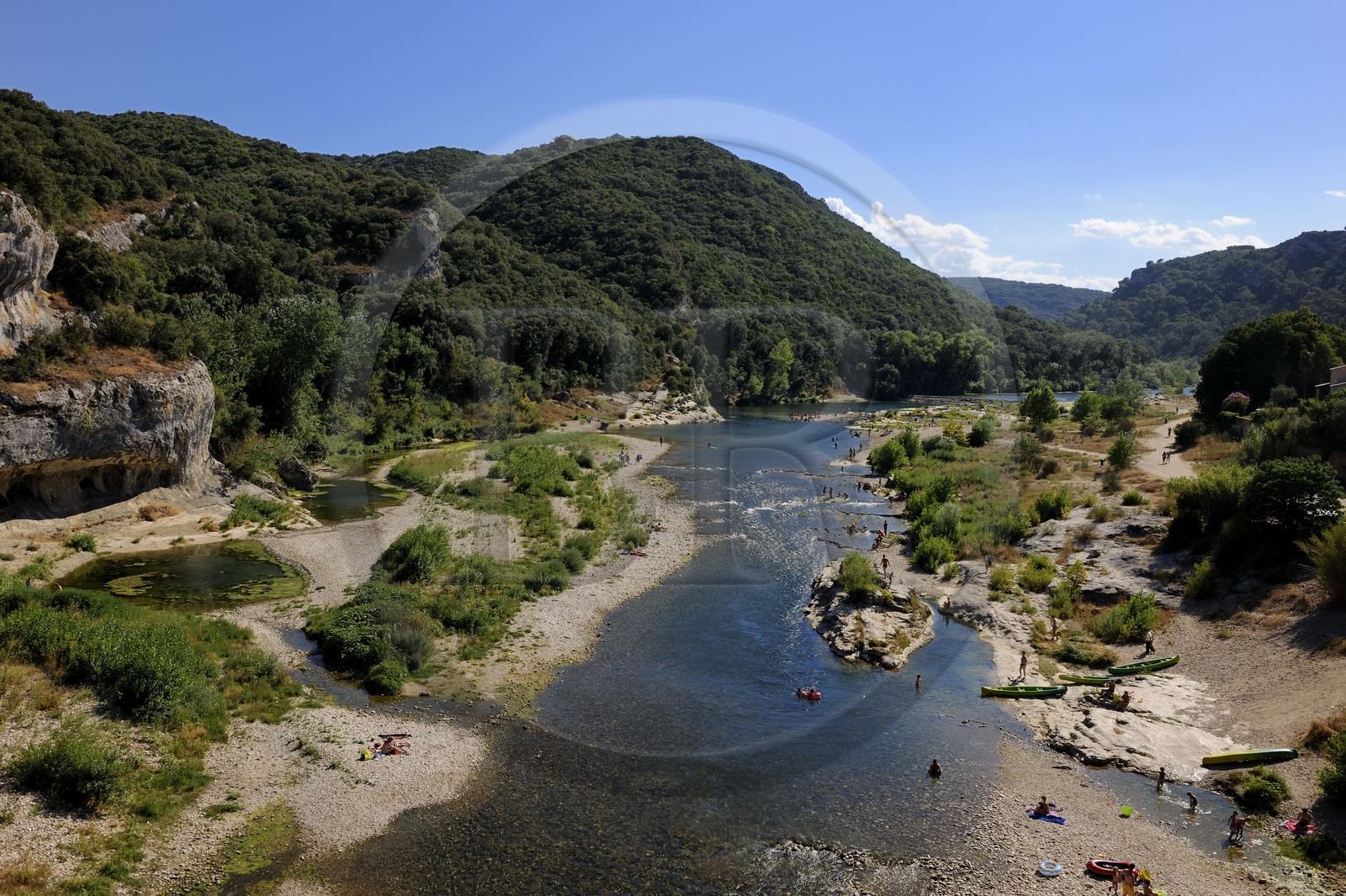 France, Gard (30), région du Pays d'Uzège, la rivière Gardon à Collias