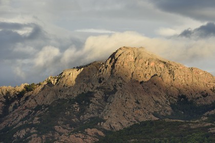 France, Corse-du-Sud (2A), Golfe de Porto, classé Patrimoine Mondial de l'UNESCO, la montagne au dessus de Piana