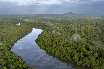 France, Guyane, Kourou, Camp Maripas, le fleuve Kourou traversant la forêt tropicale et la montagne des Singes (161 mètres d'altitude) en arrière plan (vue aérienne)