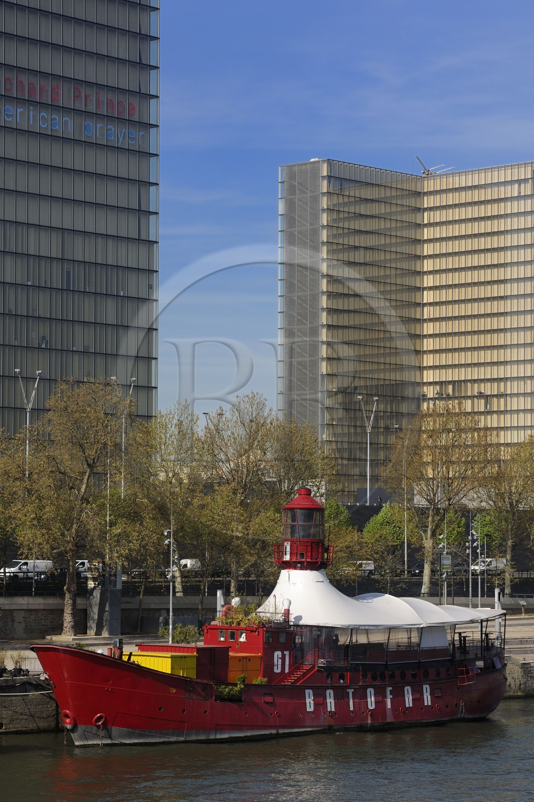 France, Paris (75), le quai François Mauriac, la Bibliothèque Nationale de France (BNF) François Mitterrand par l'architecte Dominique Perrault et le Batofar, bateau transformé en café musical
