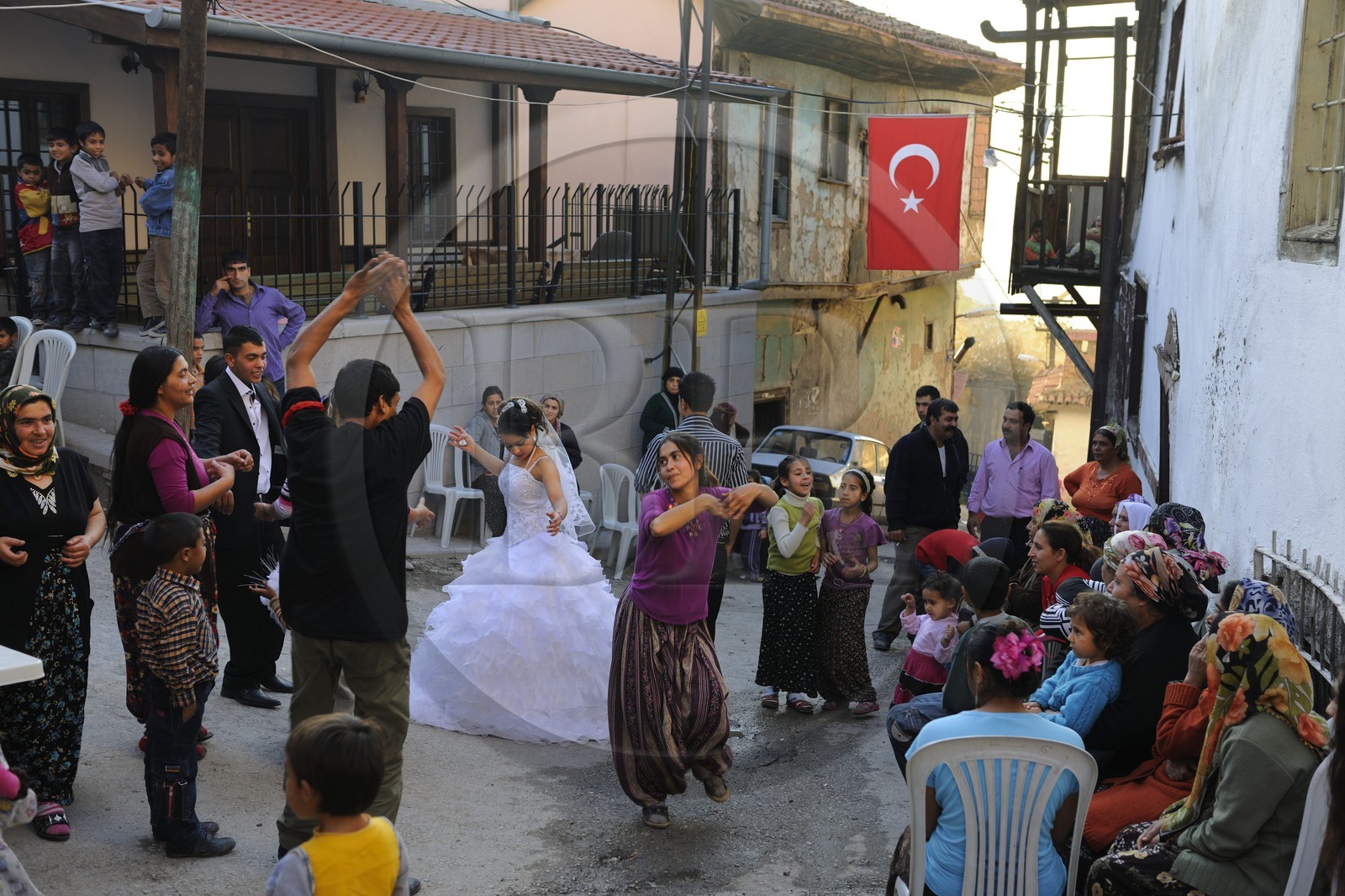 Turquie, Anatolie centrale, Ankara, la citadelle dans la vieille ville, mariage gitan dans la rue