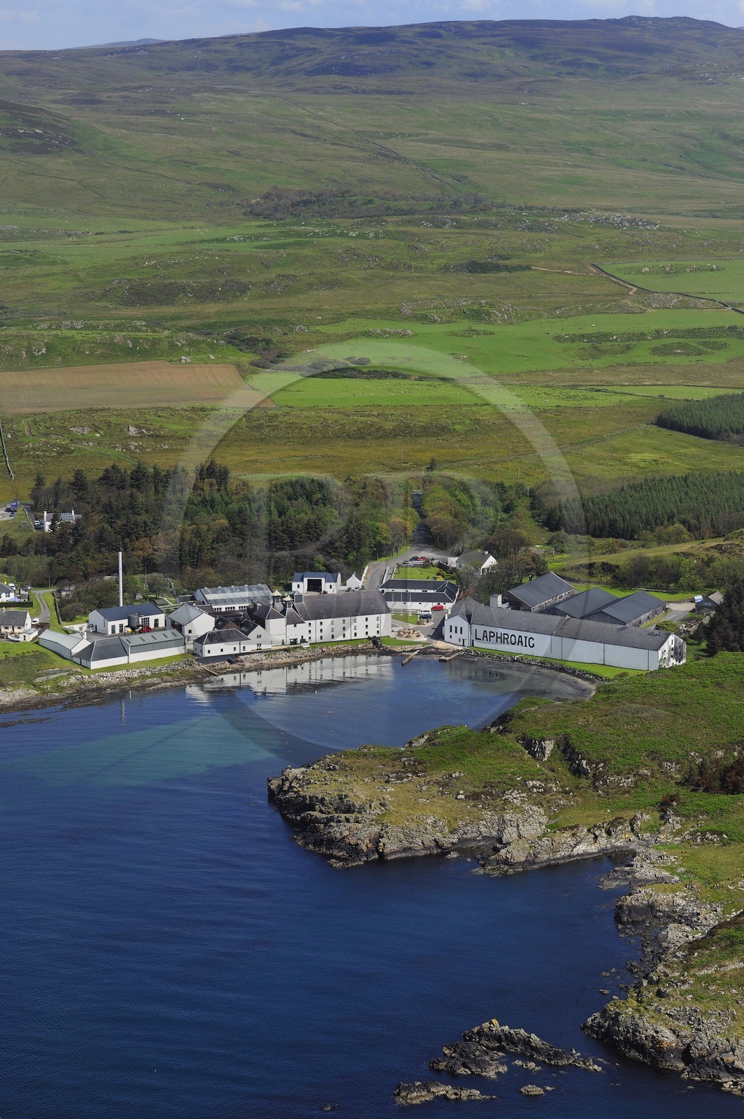 Royaume-Uni, Ecosse, Hébrides intérieures, Ile de Islay, Port Ellen, distillerie de whisky Laphroaig (vue aérienne)