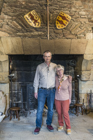 France, Côtes d'Armor (22), Grand Site de France Cap d'Erquy – Cap Fréhel, Plévenon, le Fort La Latte ou château de la Roche Goyon du XVème siècle, le logis du Gouverneur devenu familial, le chateau est une propriété familiale, la maman Isabelle Jouon-des-Longrais et son fils Guénolé