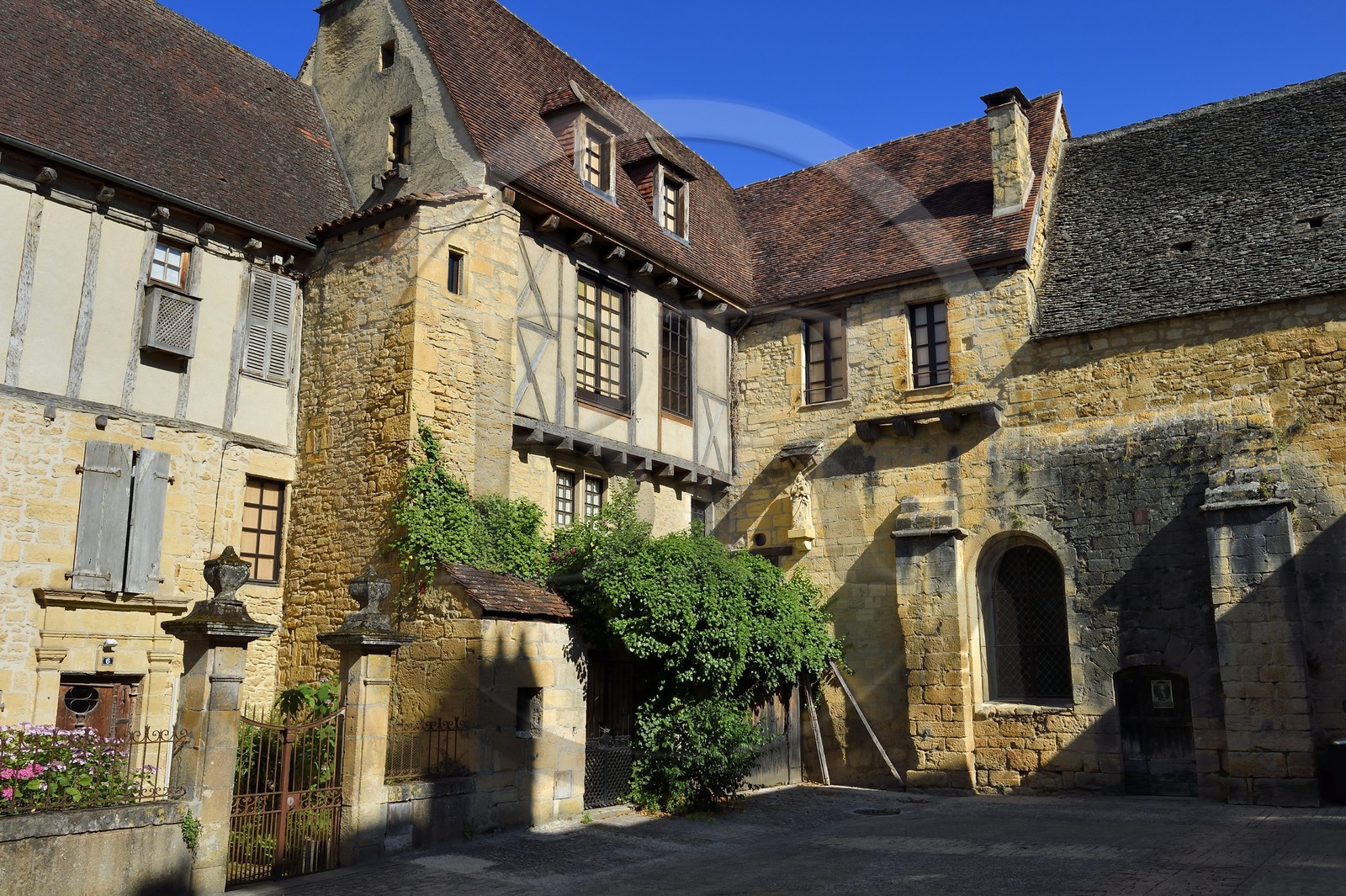 France, Dordogne (24), Périgord Noir, vallée de la Dordogne, Sarlat-la-Canéda, à l'arrière de la cathédrale, arrière de la chapelle Saint Benoit du XIIème siècle qui faisait parti de l'abbaye bénédictinne