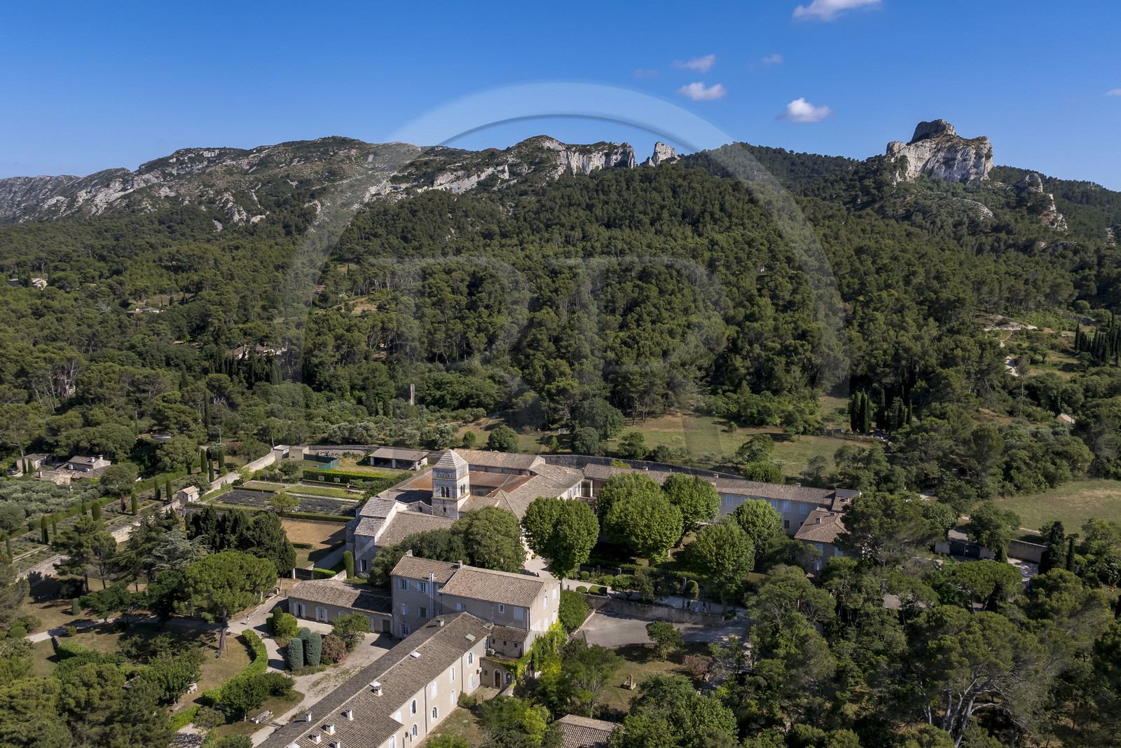 France, Bouches-du-Rhône (13), Parc Naturel Régional des Alpilles, Saint-Rémy-de-Provence, monastère Saint-Paul-de-Mausole, Van Gogh y fût interné en 1889-1890, au pied du massif des Alpilles (vue aérienne)