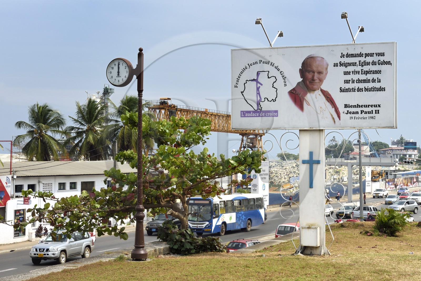 Gabon, Libreville, panneau publicitaire à la gloire du pape Jean Paul II devant la cathédrale Sainte-Marie
