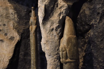 Zimbabwe, province de Masvingo, musée du site archéologique du Grand Zimbabwe, classé Patrimoine Mondial de l'UNESCO, grands poteaux surmontés chacun d'un oiseau en stéatite remplissant une fonction rituelle trouvés dans l'enclos oriental des Ruines de la colline (Hill Complex)