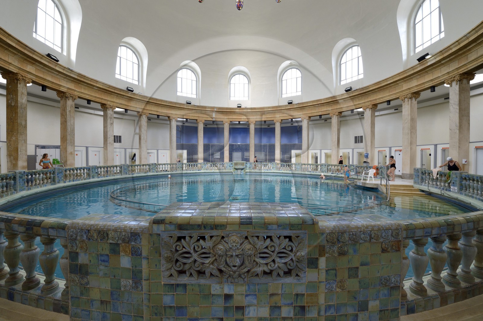 France, Meurthe-et-Moselle (54), Nancy, la piscine ronde de Nancy Thermal sous une coupole