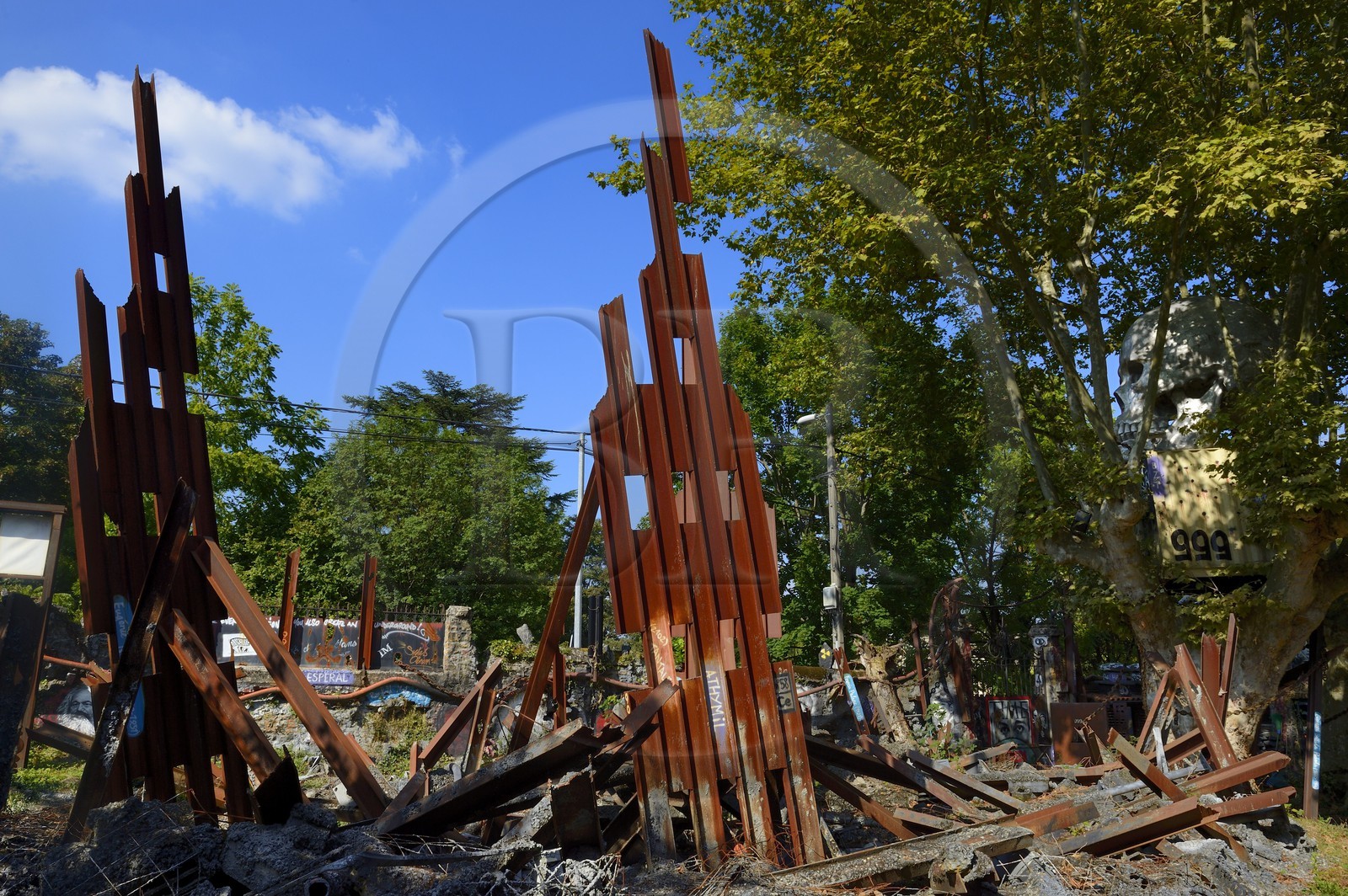 France, Rhône (69), Saint-Romain-au-Mont-d'Or, la Demeure du Chaos, l'œuvre d'art est basé sur la transformation sans fin de la maison du XVIIème siècle de l'artiste plasticien Thierry Ehrmann en une réplique de zone de guerre à l'image du monde présent, oeuvre appelée Ground Zero