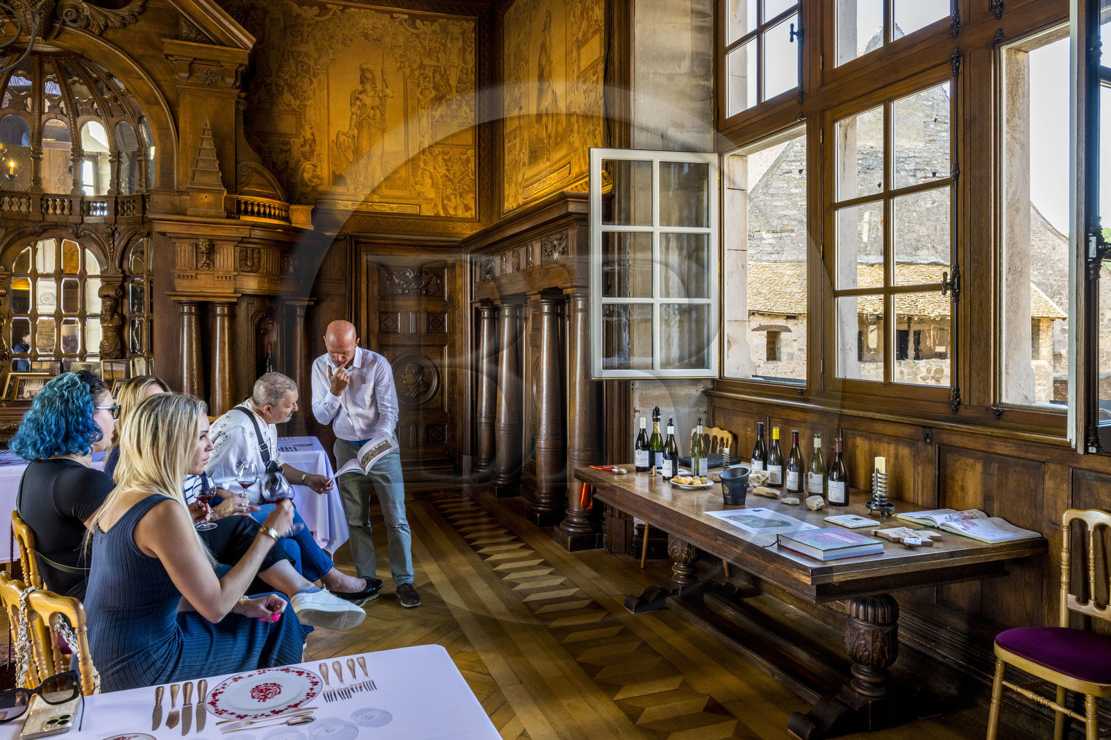 France, Côte-d'Or (21), Paysage culturel des climats de Bourgogne classés Patrimoine Mondial de l'UNESCO, Route des Grands Crus, vignoble de la Côte de Nuits, Vougeot, le Chateau du Clos de Vougeot, dégustation de vins à la Table de Léonce Bocquet par un sommelier dans l'ancienne salle à manger du manoir
