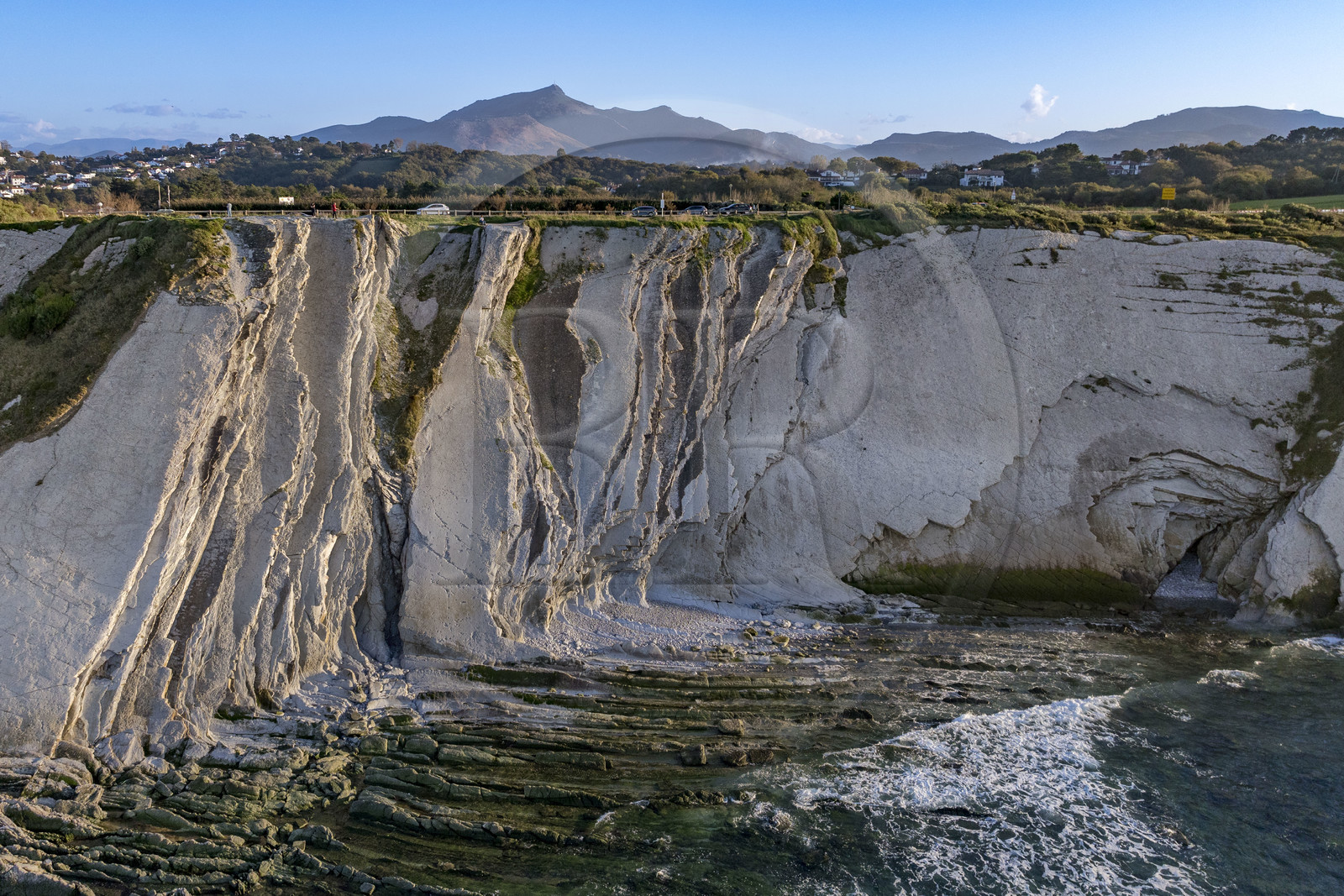 France, Pyrénées-Atlantiques (64), Pays-Basque, la Corniche Basque, Urrugne, la côte Atlantique vers Socoa, falaises de flysch et la montagne de La Rhune en arrière plan (vue aérienne)