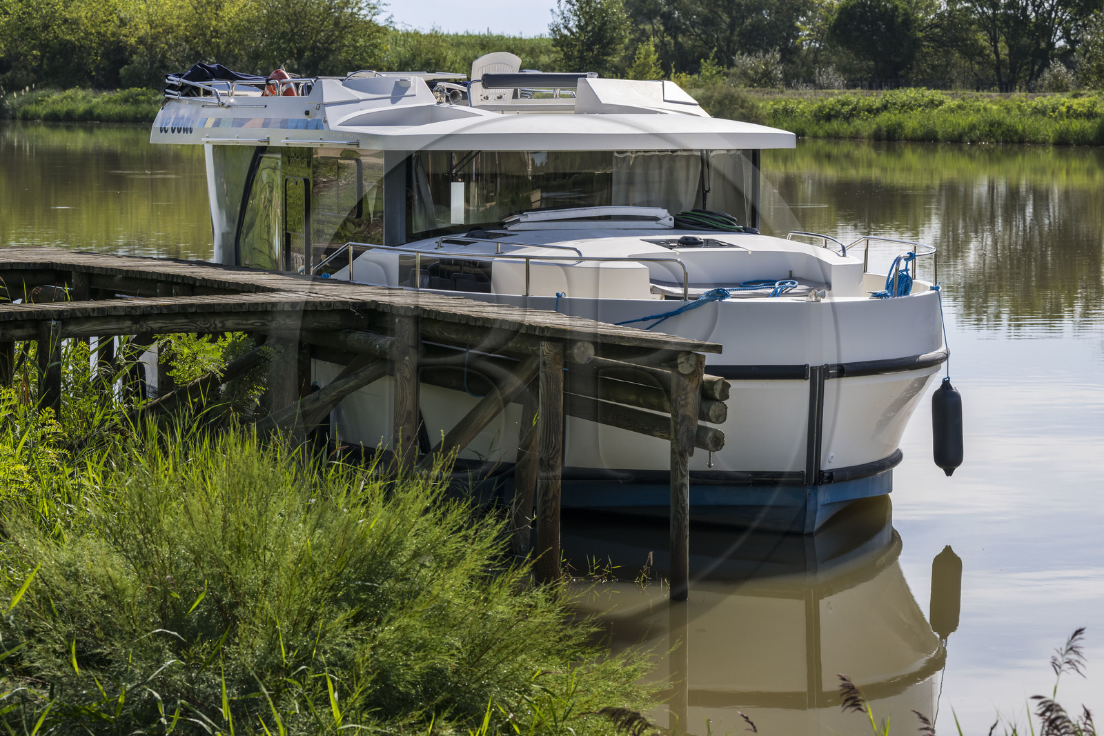 France, Gard (30), la Petite Camargue, Saint-Laurent-d'Aigouze, bateau de plaisance Le Boat amarré à un ponton de bois sur le canal du Rhône à Sète entre Gallician et Aigues-Mortes