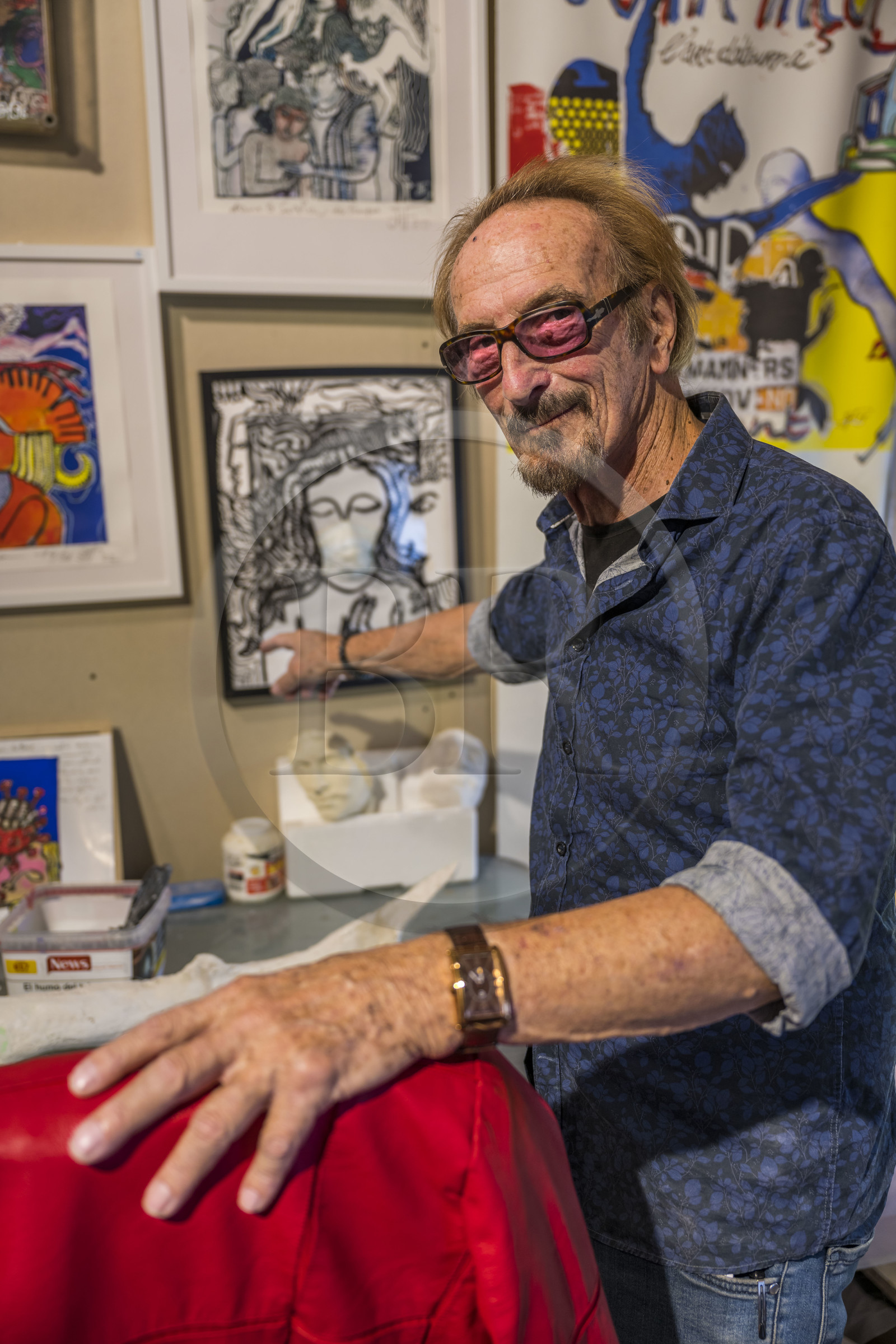 France, Hérault (34), Sète, ateliers d'artistes dans les anciens chais Saint-Raphaël reconvertis en friche artistique, l'artiste peintre Jean-Jacques François dans son atelier