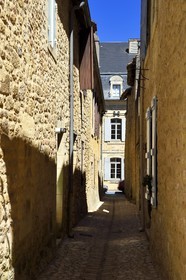 France, Dordogne (24), Périgord Pourpre, Beaumont-du-Périgord, carreyroux (ruelle) et l'ancien Couvent des Dames de la Foi en arrière plan