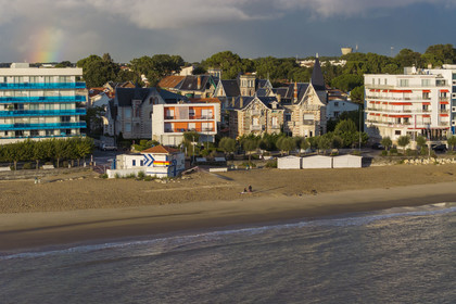 France, Charente-Maritime (17), Royan, front de mer et plage de la Grande-Conche avec le petit immeuble (en orange) La Perrinière des annnées 50 conçu par les architectes M. Barnier et J. Daugrois (vue aérienne)