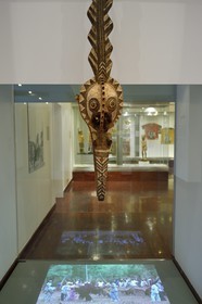 Afrique du Sud, province de Gauteng, Johannesburg, la Standard Bank Gallery, Grand masque de serpent de l'ethnie Bwa au Burkina Faso et video in situ