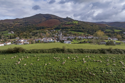 France, Pyrénées-Atlantiques (64), Pays-Basque, Ainhoa, labellisé Les Plus Beaux Villages de France (vue aérienne)