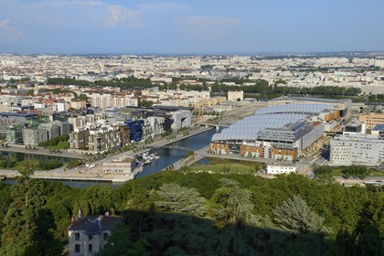 France, Rhône (69), Lyon, nouveau quartier de La Confluence au sud de la Presqu'île, immeubles d'habitation à gauche, bassin nautique relié à la Saône et le centre commercial de Confluence à droite