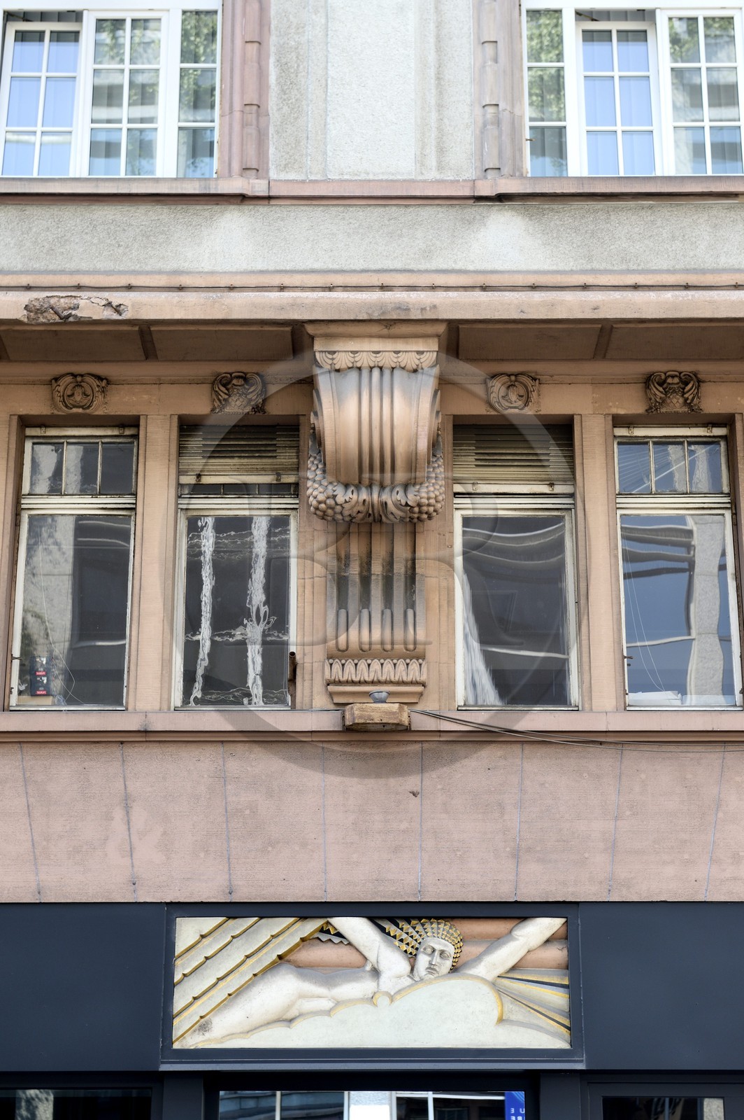 France, Bas-Rhin (67), Strasbourg, vieille ville classée au Patrimoine Mondial de l'UNESCO, La Grande Percée de 1908 dans le plan de la Neustadt, 16 rue du 22 Novembre, allégorie antique Art Nouveau France, Bas-Rhin (67), Strasbourg, vieille ville classée au Patrimoine Mondial de l'UNESCO, La Grande Percée de 1908 dans le plan de la Neustadt, 16 rue du 22 Novembre, allégorie antique Art Nouveau