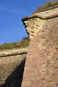 France, Haut-Rhin (68), Neuf-Brisach, ville fortifiée par Vauban, classée Patrimoine Mondial de l'UNESCO, fossé et fortifications entre la Porte de Belfort et la Porte de Colmar, emplacement des échauguettes qui étaient en bois pour être démontées