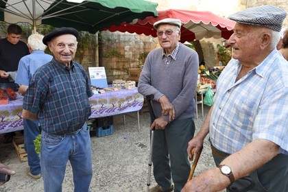 France, Dordogne (24), Périgord Pourpre, Monpazier, labellisé Les Plus Beaux Villages de France, jour de marché sur la place des Cornières, un trio des anciens du village