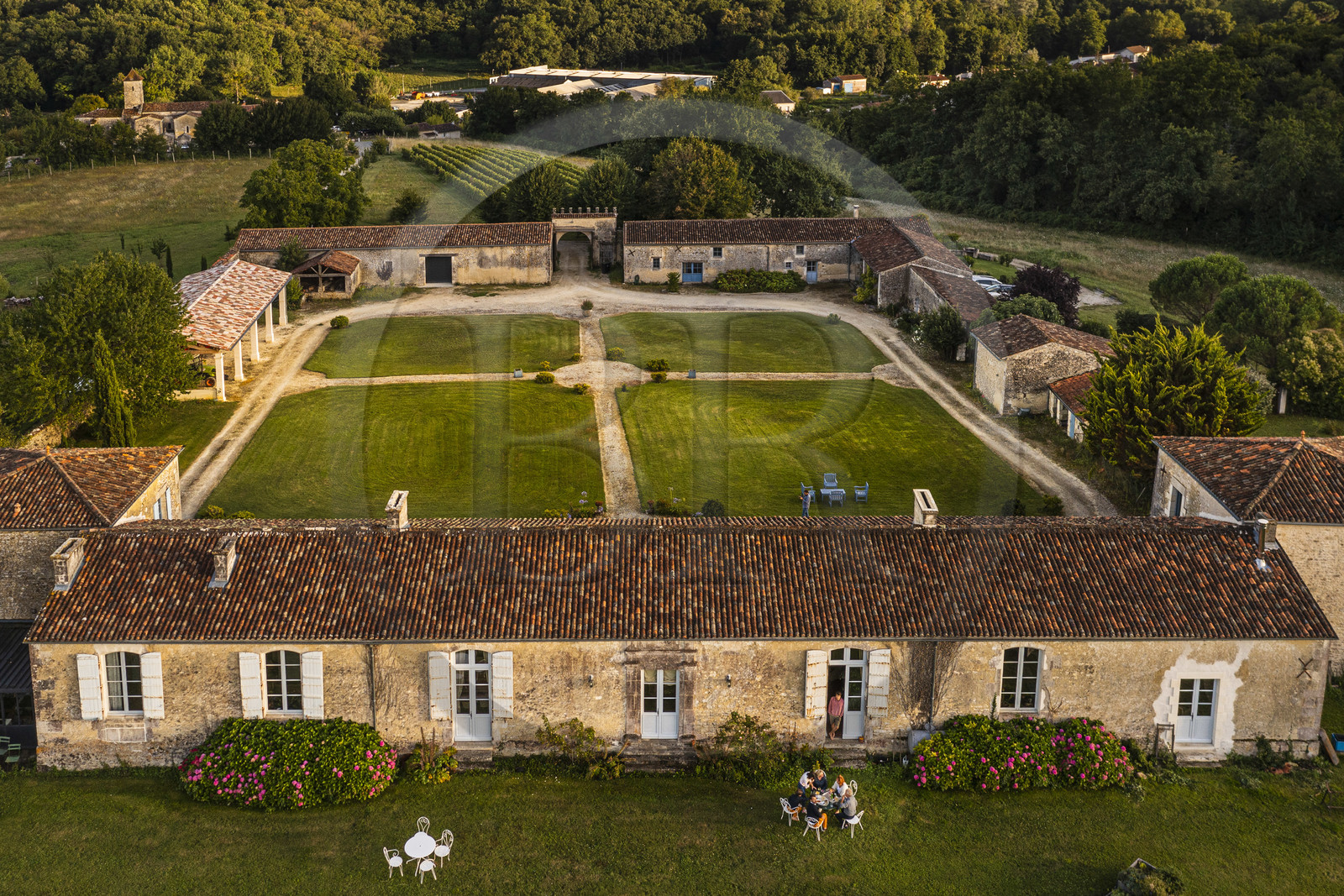 France, Charente-Maritime (17),  Saintonge, Saint-Bris-des-Bois, la chambre d'hote le Logis de l'Astrée un logis saintongeais du XVIIème siècle (vue aérienne)