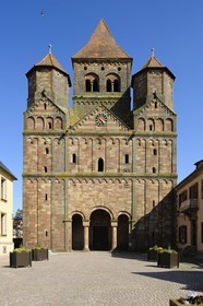 France, Bas Rhin (67), Marmoutier, l'église abbatiale romane du VIème siècle, façade occidentale en grès rouge des Vosges